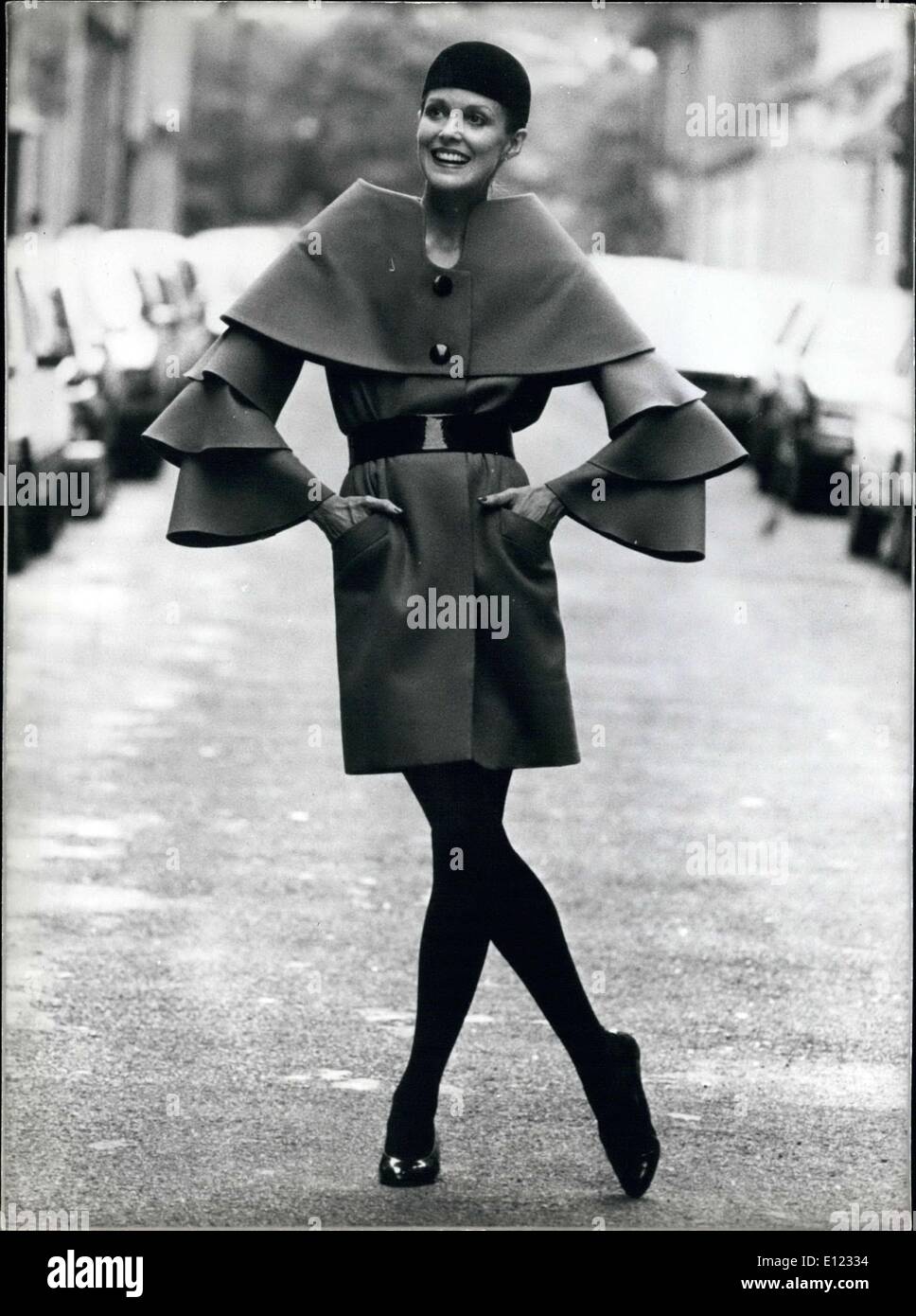 Août 04, 1982 - Voici un manteau ceinturés par Pierre Cardin avec un original de l'encolure. C'est à partir de sa haute-couture 1982-83 automne et hiver. Banque D'Images