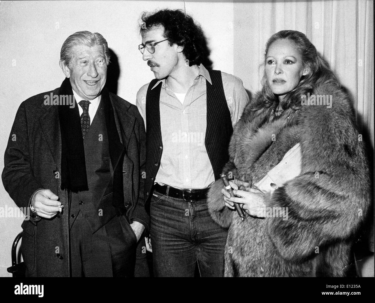 01 janvier 1984 - Fichier Photo : Vers les années 1970 des années 1980, lieu inconnu. Perfume maker Zino Davidoff avec URSULA ANDR Banque D'Images