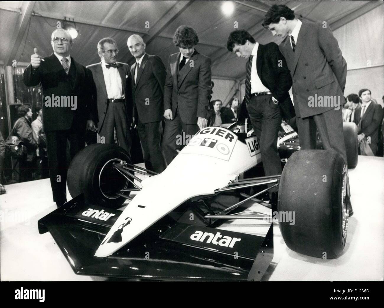 18 janvier 1984 - De gauche à droite : Guy Ligier, Ministre de la Communication Georges Fillioud, caste, François Hesnault (Pilote), Andrea de Cesaris (Pilote), et Michel Ferté (pilote). Banque D'Images