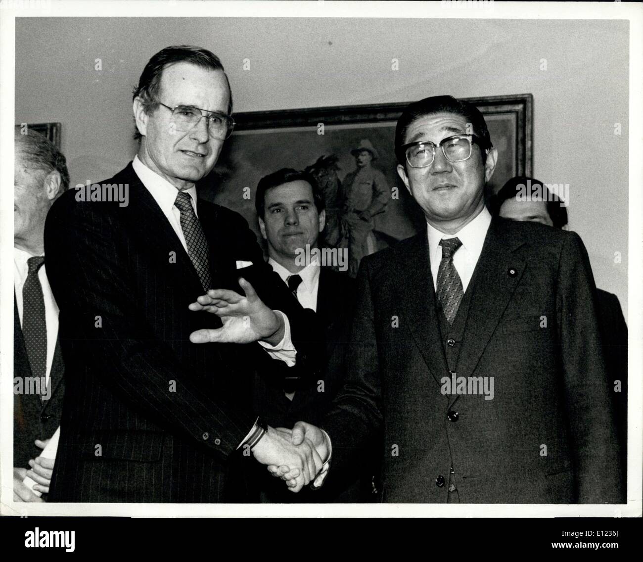 27 janvier 1984 - Vice-président George Bush : Washington, D.C. .. Vice-président George Bush le Ministre japonais des affaires étrangères Abe Banque D'Images