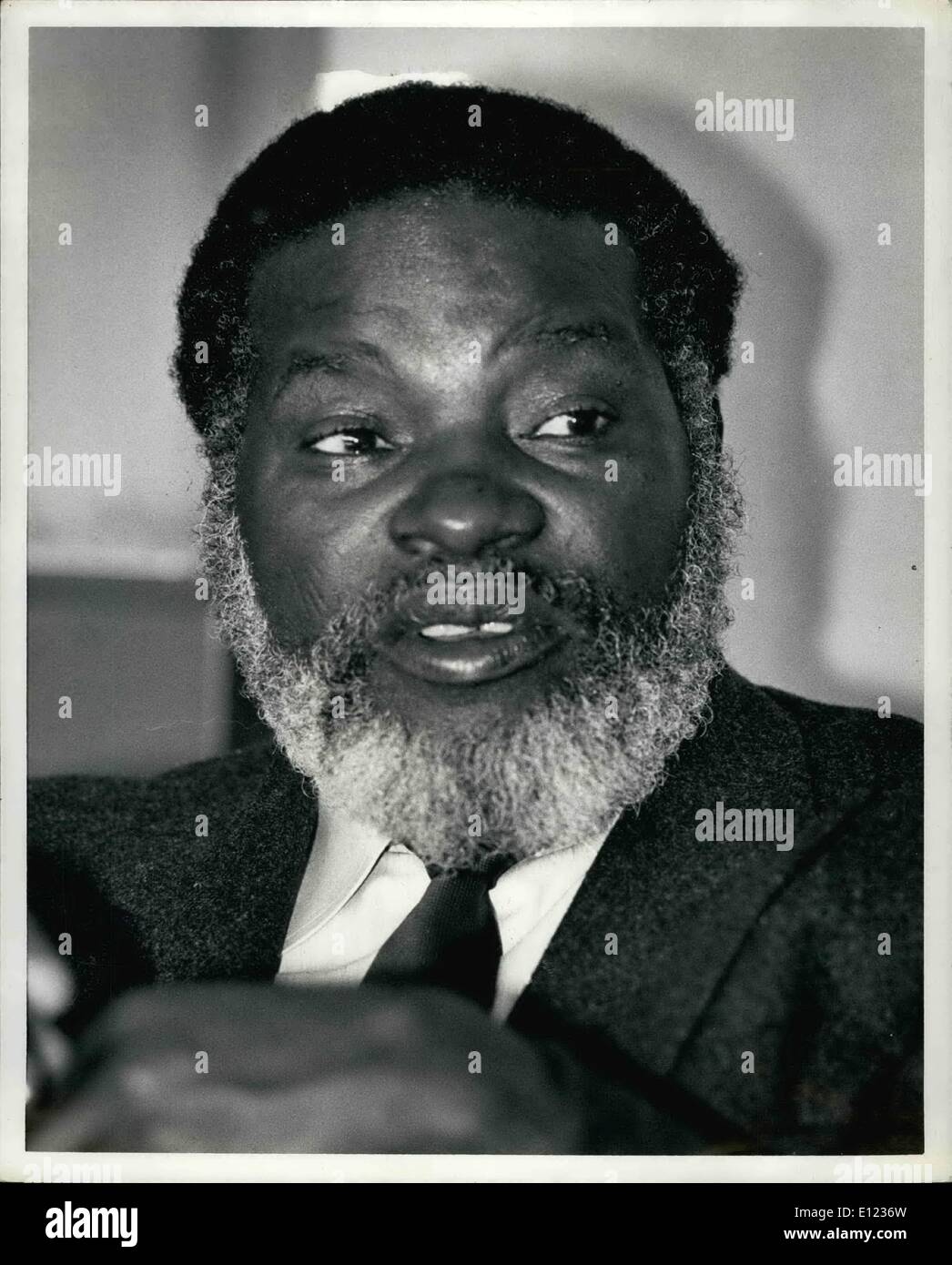 02 février 1984 - Chef de guérilla Sam Nujoma, PRÉSIDENT DE LA SOUTH WEST AFRICA PEOPLE'S ORGANISATION, a déclaré que ses hommes continueront à lutter à l'intérieur de la Namibie (Sud-Ouest africain), TANDIS QUE L'OBSERVATION D'UN ACCORD DE DÉSENGAGEMENT conclu récemment entre l'ANGOLA ET L'AFRIQUE DU SUD. M. NUJOMA, SUR LA QUEUE D'UN VOYAGE QUI L'A CONDUIT À SIX PAYS A FAIT SES REMARQUES AU COURS D'UN ENTRETIEN À L'HÔTEL DE L'ORGANISATION DES NATIONS UNIES À NEW YORK. ''La lutte EN NAMIBIE CONTINUERA, PARCE QU'IL N'Y A PAS DE CESSEZ-LE-FEU EN NAMIBIE'' M. NUJOMA A DIT QU'IL A AJOUTÉ QUE LA SWAPO ÉTAIT PRÊTE À SIGNER UN CESSEZ-LE-FEU AVEC L'AFRIQUE DU SUD. O Banque D'Images