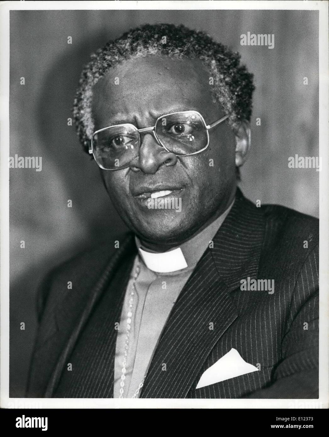 10 févr. 02, 1984 - L'évêque Desmond Tute, secrétaire général du Conseil des Eglises d'Afrique du Sud et de l'évêque du Lesotho, a tenu une conférence de presse au Conseil national des Églises siège à New York pour défendre le Conseil des Eglises d'Afrique du Sud contre la page 451 Eloff rapport de la commission La commission Eloff a été nommé par le Conseil des Eglises d'Afrique du Sud. Le rapport, qui a été déposé au parlement sud-africain le 15 février de cette année, a demandé que des fonds soient SACC mis sous le contrôle du gouvernement. Photo montre : l'évêque Desmond Tutu au cours de sa conférence de presse. Banque D'Images