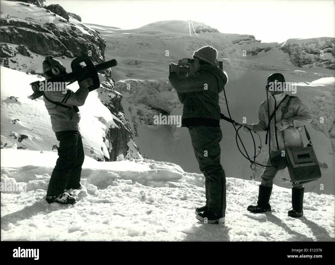 02 février 1984 - tournage d'avalanches pour la télévision japonaise : Comment les Suisses sont ''tirer'' les avalanches ont montré l'avalanche-service du Titlis-montagne-rails sur un plat japonais de l'équipe de Nippon Television ici lundi. Afin d'éviter les avalanches incontrôlée vous tirez par rocket pistolet dans des concentrations de libérer les avalanches à vos prévisions. Le téléfilm sera vu samedi prochain au Japon. Banque D'Images