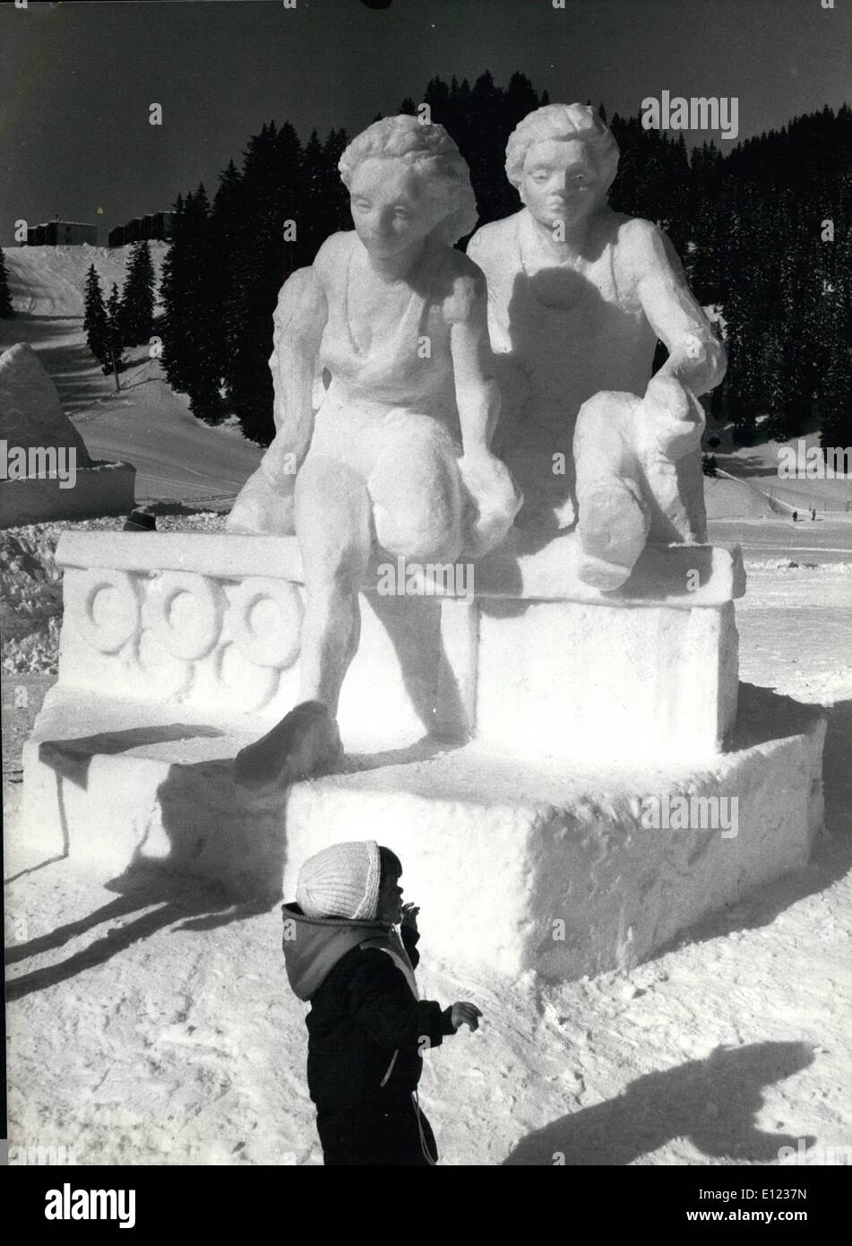 10 févr. 02, 1984 - qui est le meilleur ? : compétition de sculpture de neige à Hoch Ybrig (Alpes centrales suisses) : les familles, les élèves et les artistes de différents pays européens a créé des sculptures de neige et de glace pendant 16 et 19 février à theis Ecole Suisse de ski place. Le sujet était les jeux olympiques. Photo montre. athlétisme athlètes-en-neige une sculpture nommée ''Hoppla'' réalisé par Berthold Scheible Martin Engel, Beate Scheible et Uwe Becker de Westgermany. Banque D'Images