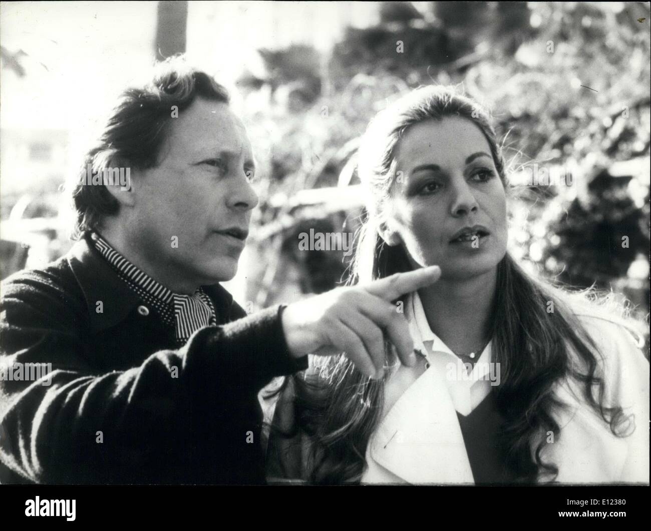 09 février 1984 - Catherine Spaak Directeur avec Youri sur ensemble de ''Jours de Sable' Banque D'Images