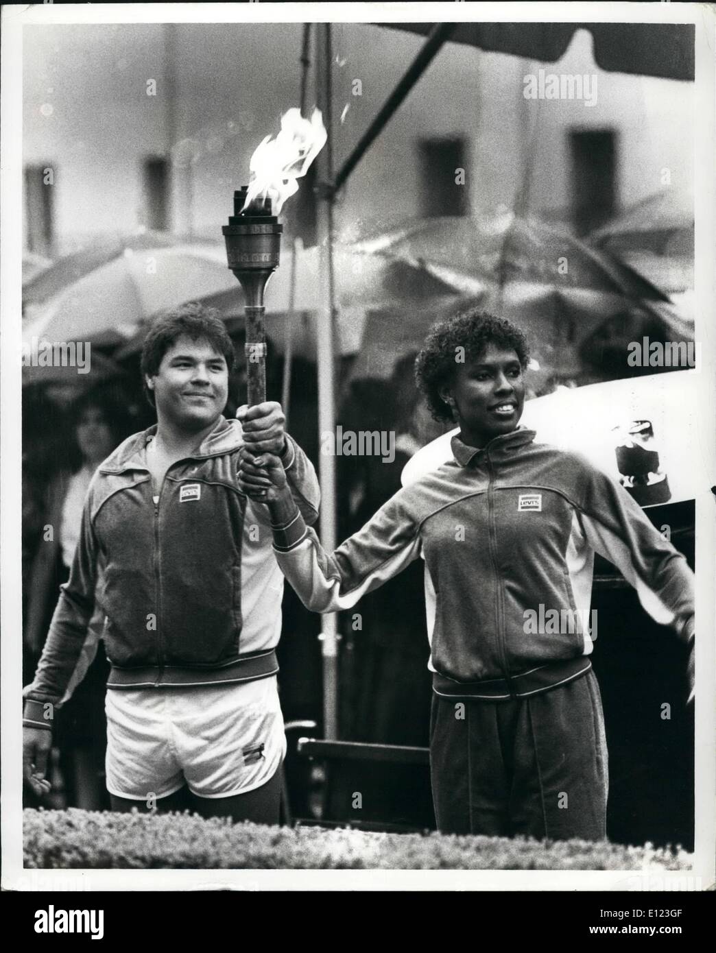 Mai 05, 1984 - United Nations New York les méandres de 82 jours de voyage du relais de la flamme olympique de 1984 a commencé dans la ville de New York, en face de l'immeuble des Nations Unies. Le même jour que l'Union soviétique a annoncé qu'ils n'auraient pas envoyer leurs athlètes aux Jeux à Los Angeles. Gina Hemphill et Bill Thorpe Jr., petits-enfants de grands Olympique Jesse est Woner et Jim Thorpe, allumé le flambeau et a couru le premier kilomètre. O.P.S. Bill Thorpe Jr. sur la gauche et Gina Hemphill sur la droite tenir le flambeau en altitude dans la pluie après la cérémonie d'allumage. Banque D'Images