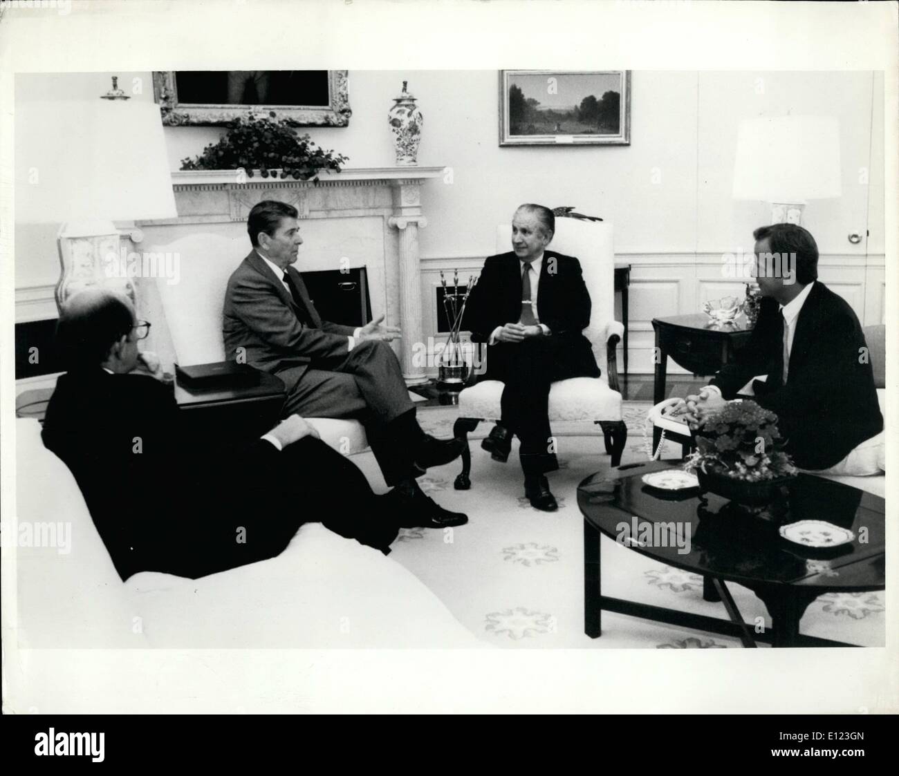 Mai 05, 1984 Jeux Olympiques - parler à la maison blanche : le président Ronald Reagan se réunit dans le bureau ovale aujourd'hui avec des responsables du Comité International Olympique et le Comité Olympique Los Angles. Photo montre Juan Antonio Samaranch (chaise blanche), Président du Comité International Olympique ; Peter Ueberroth, Président du Comité Olympique de Los Angeles, et Michael Deaver, Chef de cabinet adjoint et adjoint au président. Banque D'Images