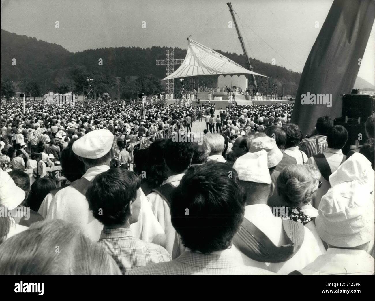 Juin 06, 1984 - La Sainte Messe à Lucerne quelque 4 000 fidèles assistent à la messe célébrée y le Pape Jean Paul II à Lucerne, en Suisse, le samedi 16 juin. Le Souverain Pontife a célébré son quatrième messe au cours de sa visite de six jours en Suisse du 12 juin au 17 juin. Banque D'Images
