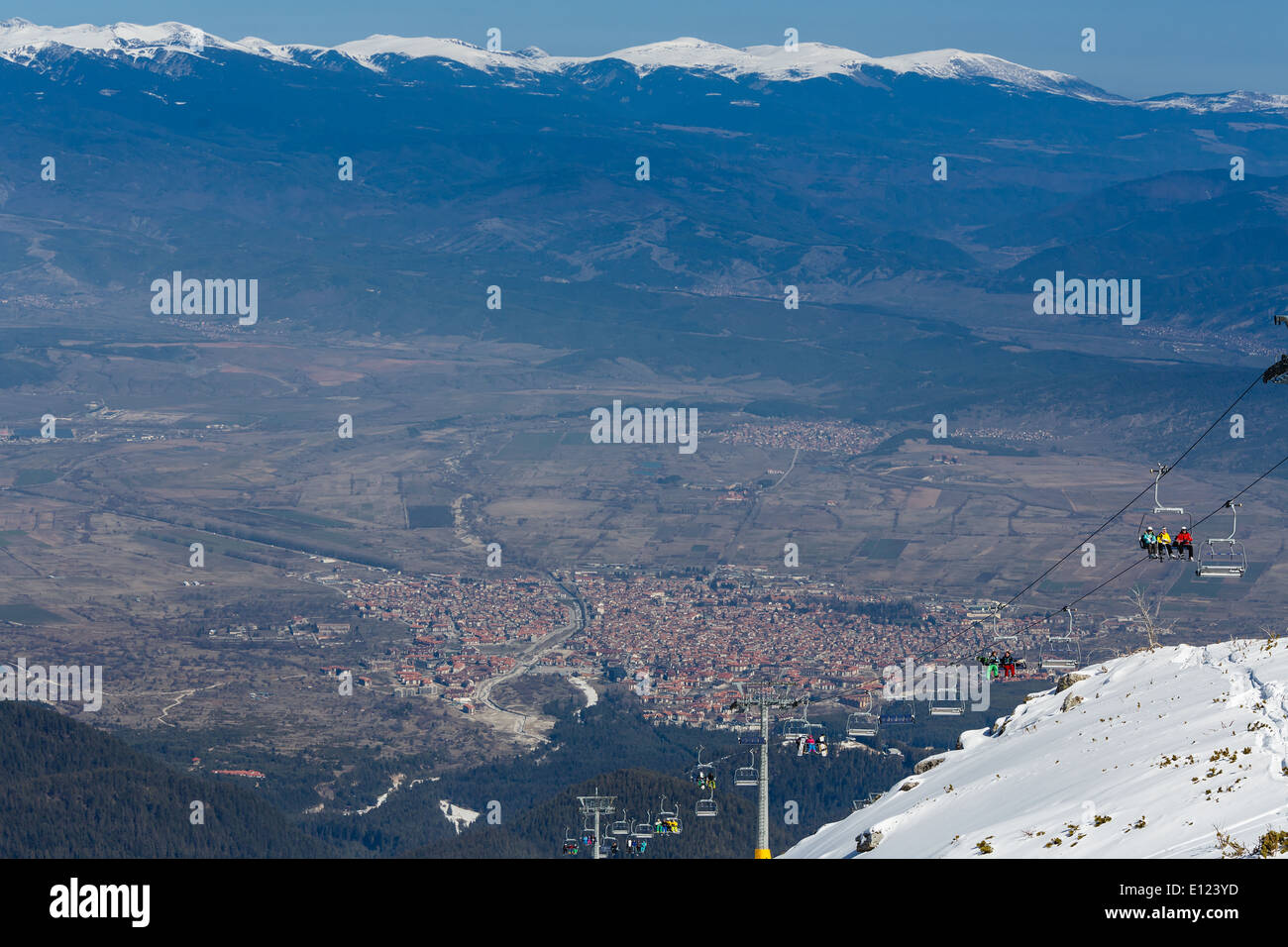 Vue du haut de la montagne sur une vallée et président ropeway Banque D'Images