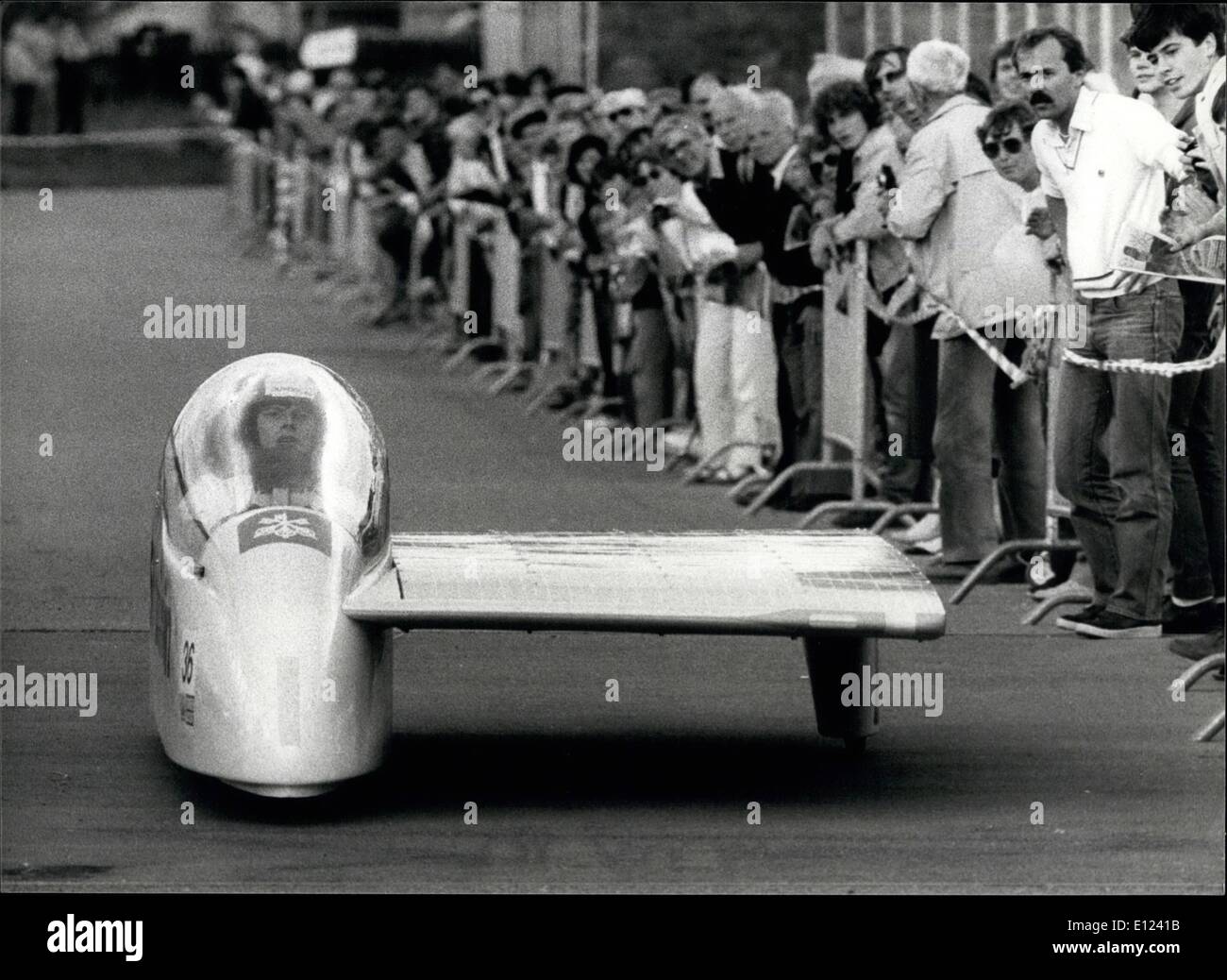 Juin 06, 1985 - ''Tour De Sol'' a débuté en Suisse : le premier rallye pour voitures à énergie solaire a été lancé aujourd'hui 25 juin à Romanshorn/Suisse, au bord du lac de Constance. 42 voitures, certains d'entre eux construit professionnellement et parrainé, certains faits à la main par des ingénieurs s'est passe-temps le premier tour menant à Winterthur. La visite prendra fin à Genève. Une photo : La voiture de Roger Burri ressemble plus à la moitié d'un avion. Photo B : Tout le monde est prêt pour le départ. Photo C : Ces trois pilotes regardez plutôt audacieux dans leurs véhicules Banque D'Images