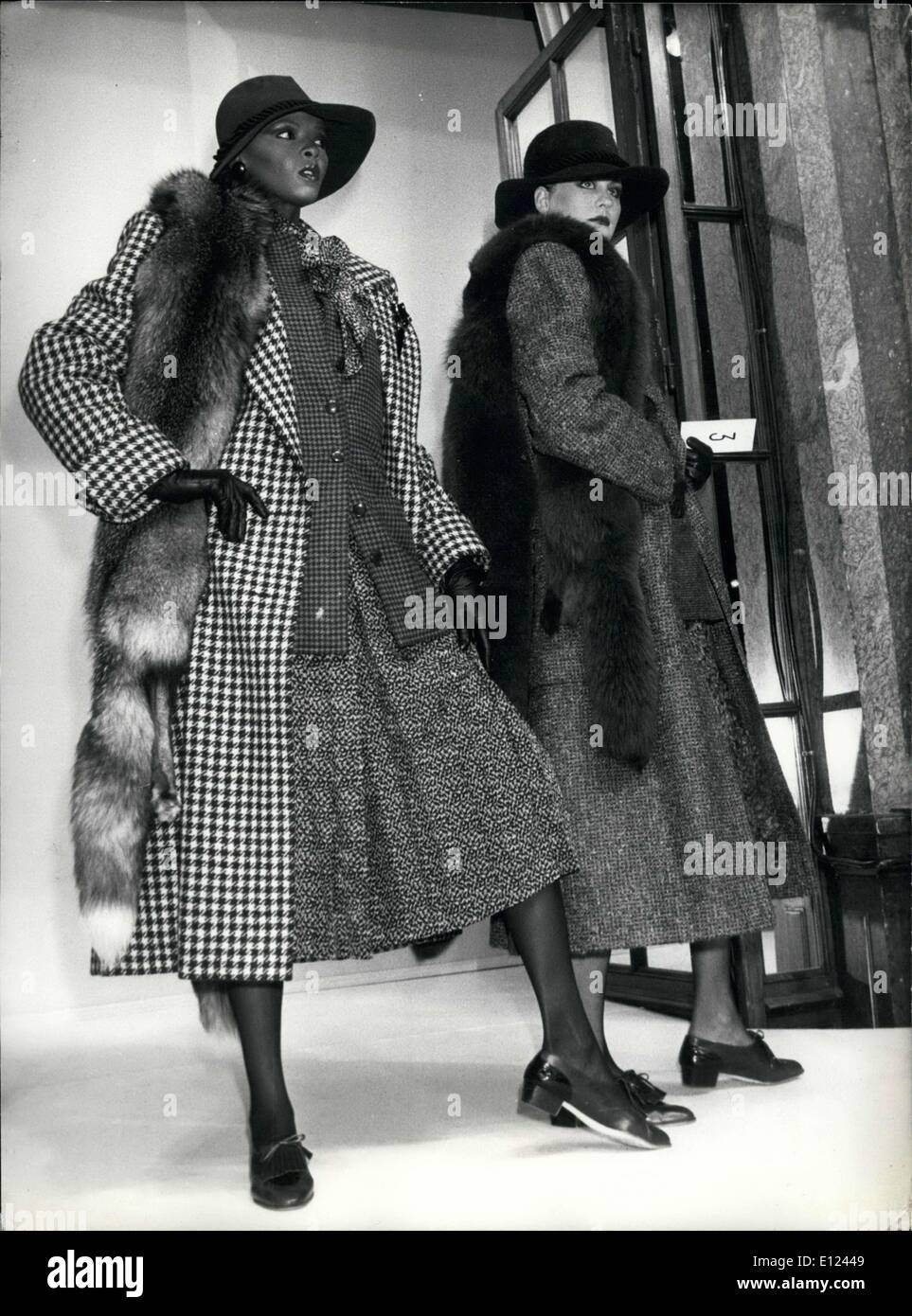 Juillet 23, 1984 - Jean-Louis Scherrer présente son projet 1984-1985 de  l'automne et en hiver la collection haute-couture à Paris. Photo : (à  gauche) et beige Brown Hounds Tooth-couche sur un marron
