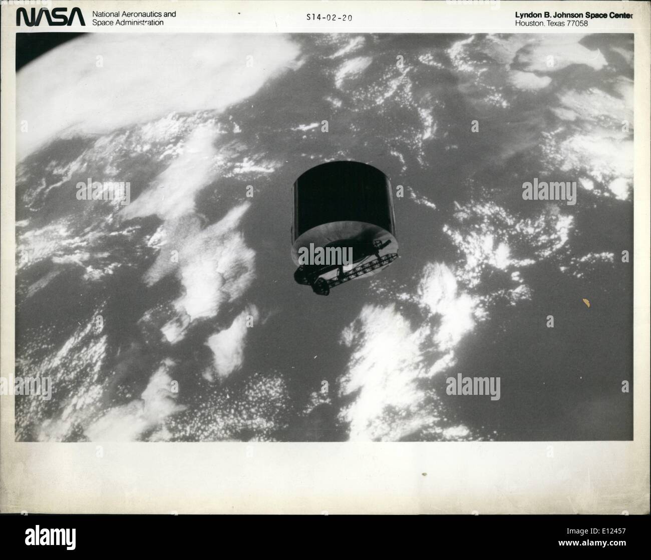 08 août 1984 - Johnson Space Center, Houston, Texas : à bord de scène - le Syncom IV (2) Les satellites Leasat - se détache sur les nuages blancs au-dessus de l'océan Atlantique, quelques instants après la découverte au départ dans la soute d'un frisbee - De la même manière. Le déploiement du Syncom a marqué le deuxième trois chaînes prévue pour le placement de six États membres de l'équipage du vaisseau spatial après une antenne mince ont été déployées. Banque D'Images