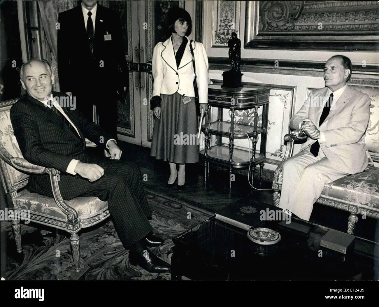 02 octobre, 1985 - Gorbatchev au cours de sa première réunion avec le président Mitterand Banque D'Images