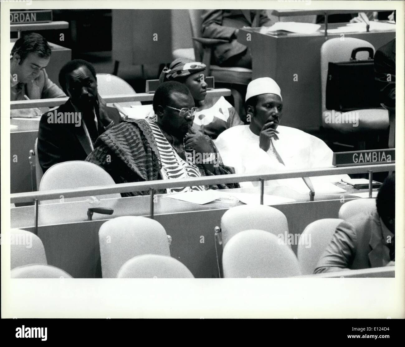 10 octobre 1984 - 39e session ordinaire de l'Assemblée générale l'Assemblée générale des Nations Unies, qui a commencé sa 38ème Session Ordinaire de l'après-midi du 18 septembre, a élu son président Paul J.F. Zusaka, Représentant permanent de la Zambie auprès de l'ONU. , Proclamée par l'Assemblée générale en 1981, la Journée internationale de la paix a été observée le jour de l'ouverture de la nouvelle session. L'Organisation des Nations Unies a maintenant 159 États Membres. Six autres membres et 13 organisations ont le statut d'observateur Banque D'Images