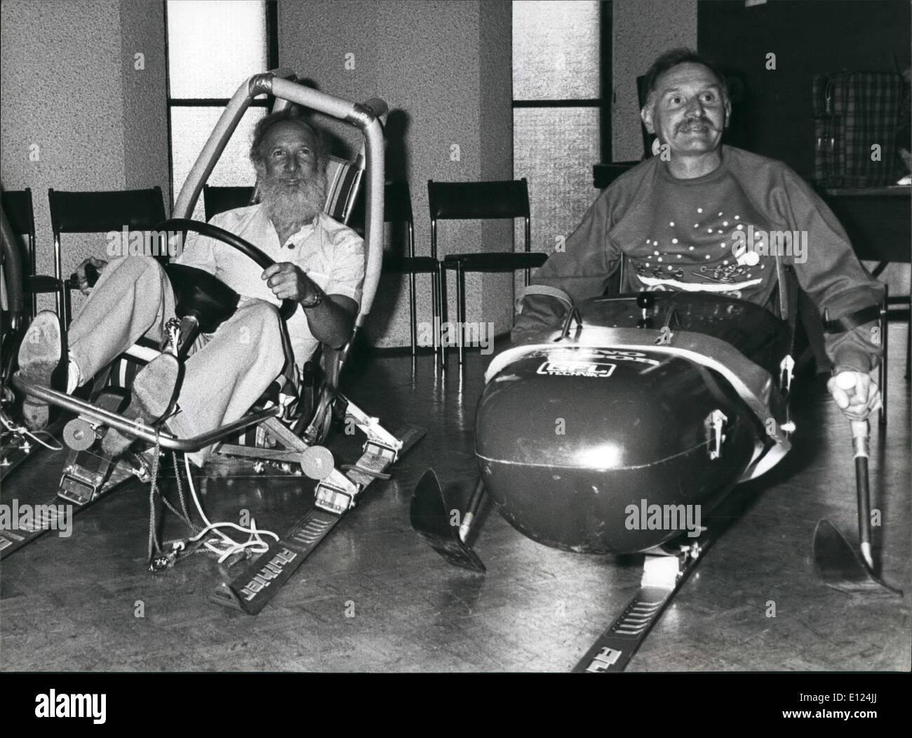Le 12 décembre 1985 - Sports d'hiver aussi pour paralytiques ; Ces traîneaux sont construits par Swiss Raymond Schneebeli (m.) en particulier pour les paralytiques. Désactive sont capables de se déplacer sur des cours presque comme les skieurs normaux. La construction permet à un comité de pilotage sur les trois axes et est disponible chez Raymond Schneebeli, Torgon (Valais) suisse. Banque D'Images