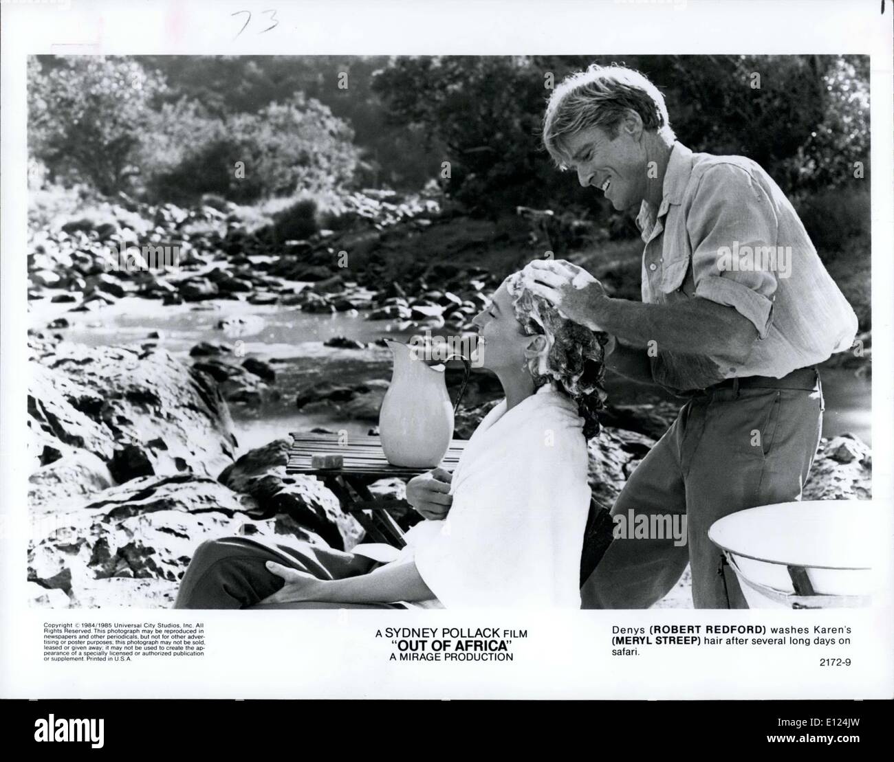 19 décembre 1985 - Un film de Sydney Pollack ''Out of Africa'' un mirage de la production. Denys (Robert Redford) lavages Karen's (Meryl Streep) cheveux après plusieurs longues journées sur Safari. Banque D'Images
