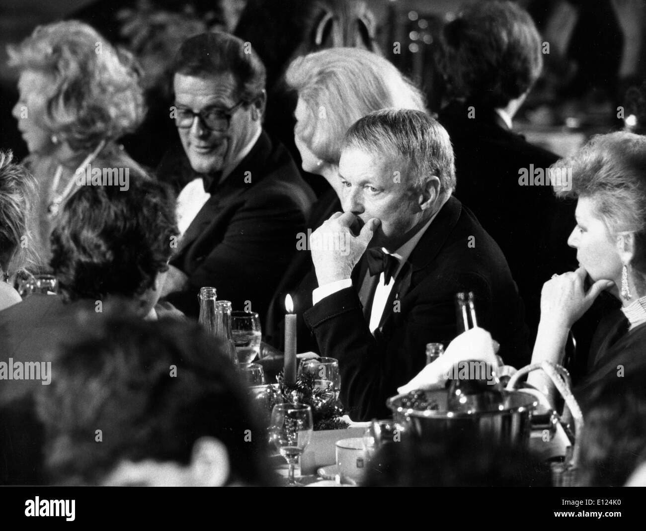 Chanteur Frank Sinatra assiste à un dîner de charité Banque D'Images