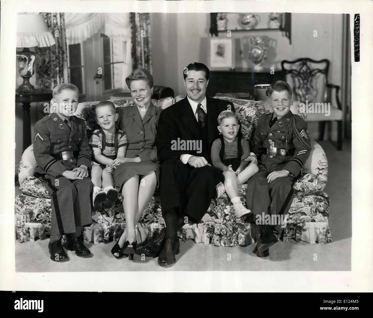 23 mars 1986 - Don Ameche, sa femme et leurs quatre fils en 1945 : l'acteur a pris soin d'éviter la scène sociale extravagantes. Banque D'Images
