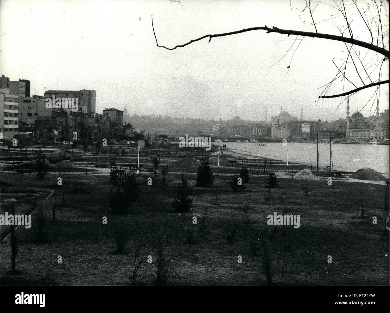 Septembre 09, 1986 - La Corne d'or reçoit un nouveau visage : à la Corne d'or à Istanbul, entouré par majestatic les mosquées, excavatrices et camions sont sur place. Les anciens quais et couloirs étaient déjà déposée sur l'hiver il y aura maintenant un parc d'amusement avec parcs, bars, restaurants et petits bazars dans le proche avenir. Comme le maire d'Istanbul l'a dit, il est aussi beau qu'à l'époque du Sultan, et bien sûr d'attirer de nombreux touristes. Dans l'illustré la corne d'or où les jeunes arbres sont plantés. Banque D'Images