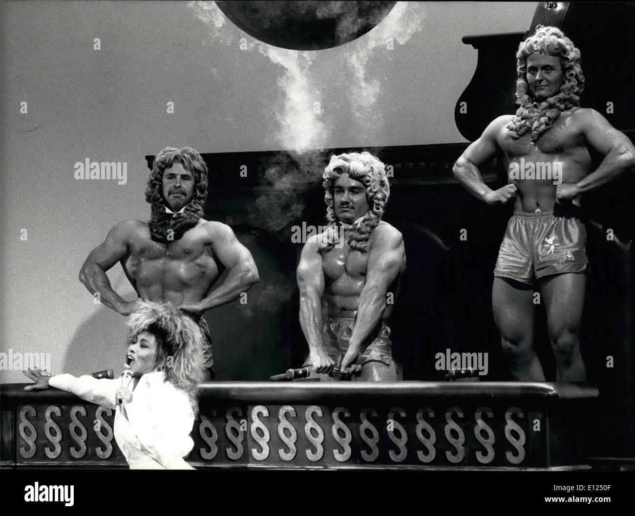 10 octobre 1986 - Tina Turner sur la ''Wetten Dass..'' - TV afficher tout le muscle-paniers-homme de la ''Wetten Dass..'' le 27 septembre n'arrivent à obtenir l'attention de l'auditoire lorsque Tina Turner entré dans le stade pour effectuer sa nouvelle chanson. Banque D'Images