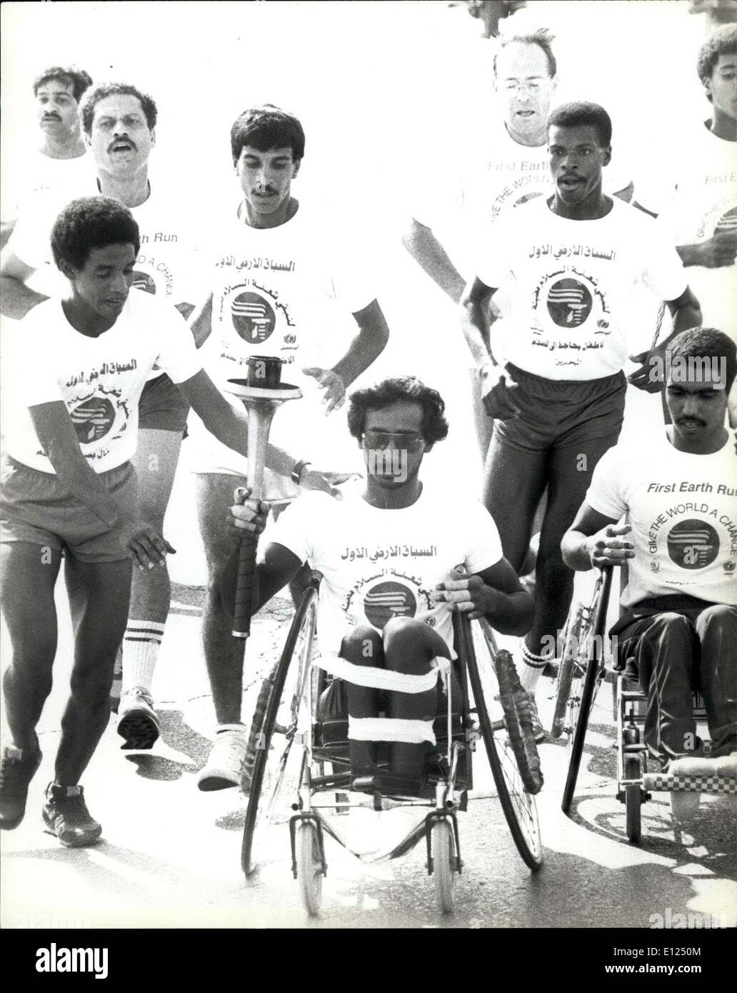 24 octobre 1986 - un participant handicapé porte le flambeau de la paix de 20 kilomètres dans un premier relais de fonctionnement de la Terre à Manama. La première terre Exécutez flamme mondiale a quitté New York le 16 septembre sur un voyage de 86 jours de faire de l'Année internationale de la paix et le 40e anniversaire de l'UNICEF. L'UNICEF:Crédit Banque D'Images