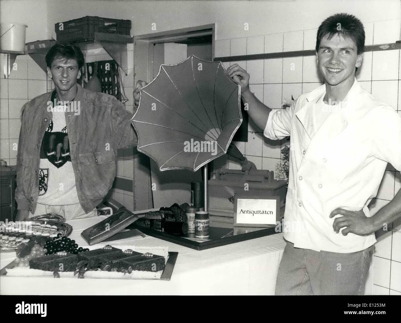 Juin 06, 1991 - un gramophone fait du chocolat pour marquer la fin de ses études pour être un confiseur, Gaemperlefrom urbain Bazenheid/Suisse a récemment créé ce chef-d'œuvre, faite de 20 kilos de chocolat suisse pure : Une réplique parfaite de Thomas Edison gramophone. Photo : Croix-Rouge Gaemperle (droite) est fier de présenter sa création ; à gauche de son frère Harald. Banque D'Images