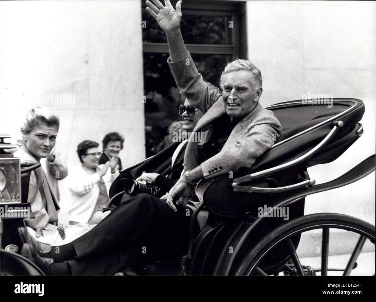 Juin 21, 1991 - Charlton Heston : Pour vos fichiers : l'acteur Charlton Heston est vue ici sur un trajet en autocar à Como, Italie, la distribution de la ''Merit Achievement Award'' à Campione, le 20 juin. Banque D'Images