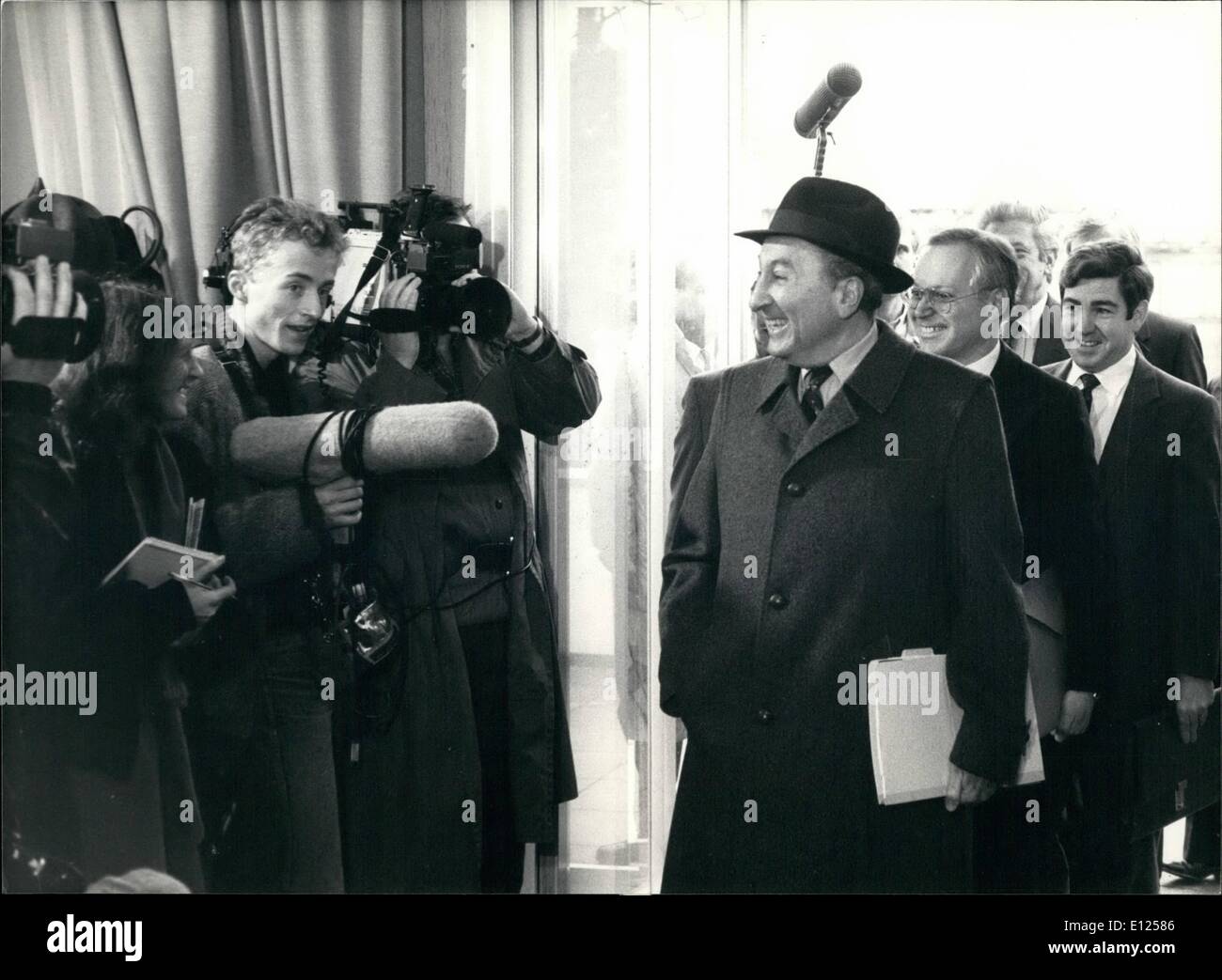 Avril 04, 1987 Genève - armes nucléaires parle : négociateur d'armes américaines Max Kampelmann entre dans la mission soviétique le lundi à Genève, Suisse. Banque D'Images