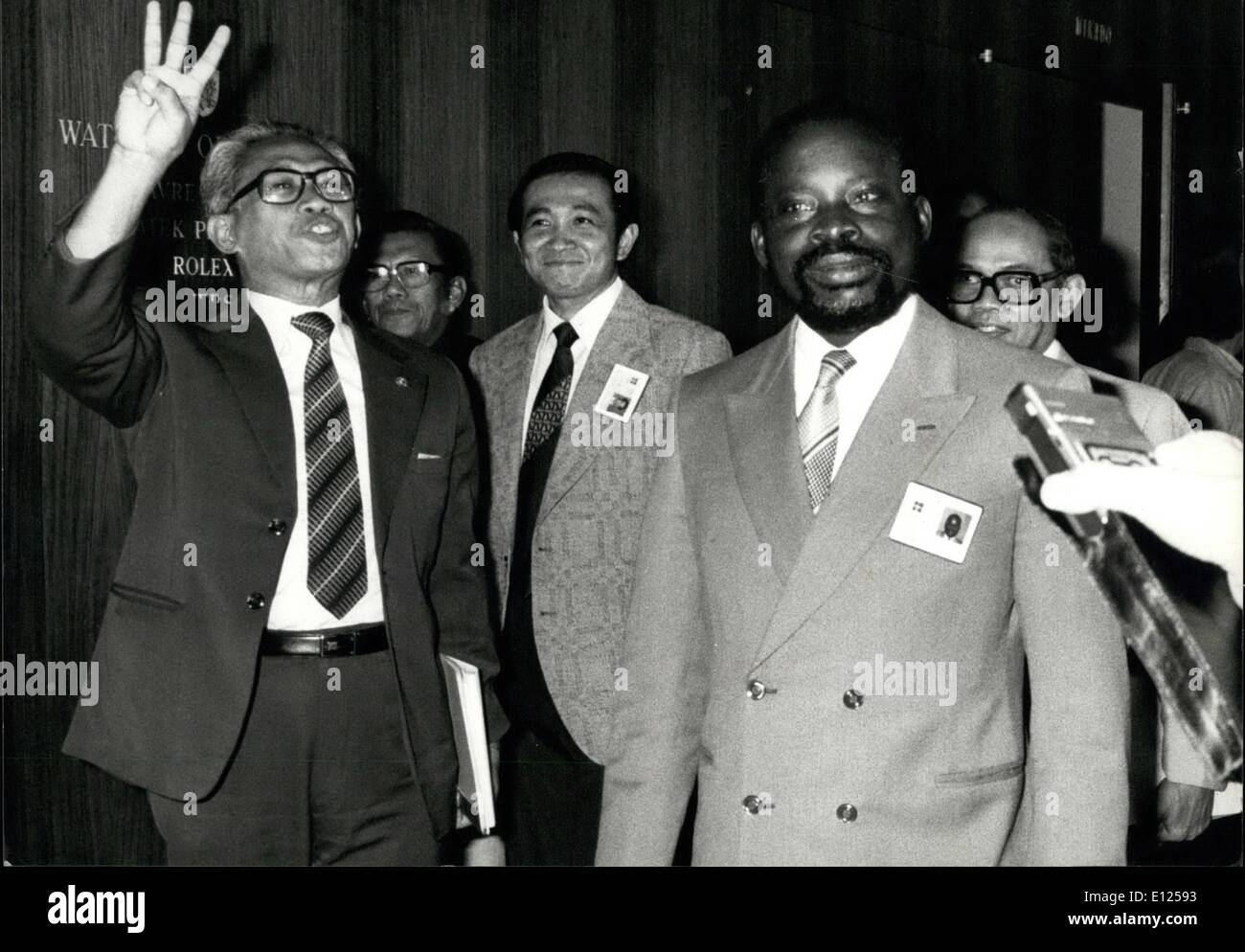 08 août 1987 - Réunion de l'OPEP à Genève : Cette années-Président de l'OPEP Subroto d'Indonésie, à gauche, et le secrétaire général pour les pays de l'OPEP, Mare Nan Nguema, droite, sur la photo de quitter l'OPEP-session à Genève, en Suisse, jeudi 20 août. Banque D'Images