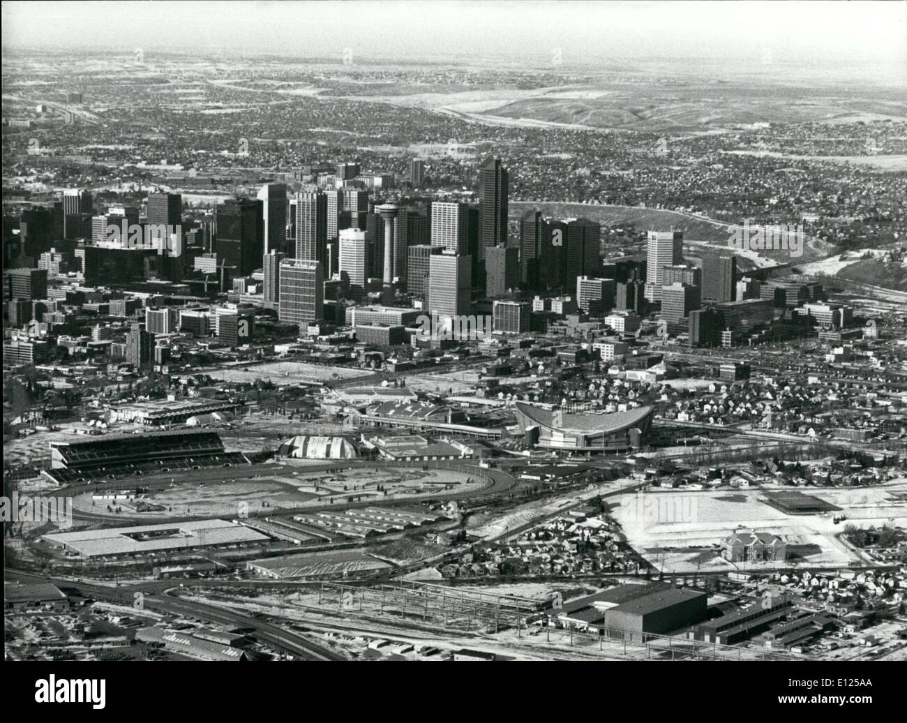 02 février 1988 - Photo montre la ville de Calgary : Sur le côté droit, la ''Olympic Saddledome'' où le hockey sur glace et des compétitions de patinage artistique aura lieu . ''Addeldome'' a été construit en 1983 et détient 19 000 spectateurs. Banque D'Images