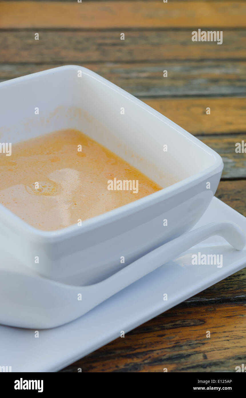 Close up fresh soupe de tomate dans un bol blanc avec cuillère Banque D'Images