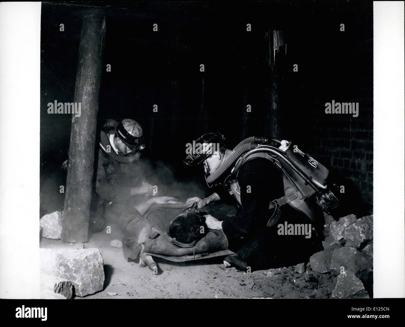 Mar. 03, 1994 - La formation pour sauver des vies dans les mines Rescue hommes pose d'un appareil de reprise de l'oxygène à un blessé. Banque D'Images