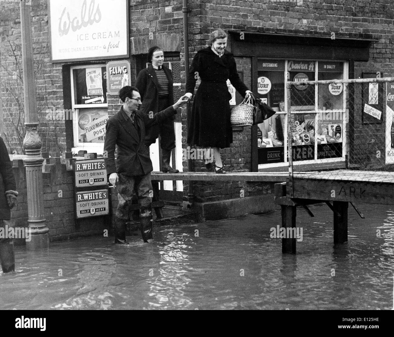 Dec 30, 2004 ; Maidenhead, Berkshire, Angleterre, Royaume-Uni ; (Photo d'archives. Date inconnue) plates et les bateaux ont été utilisés pour atteindre les familles à l'extérieur de la région de Windsor et Maidenhead en fressh inondations dans la vallée de la Tamise. Les habitants locaux sont aidés dans tout inondé Ray Street, Maidenhead, lors de l'achat.. (Crédit Image : KEYSTONE/ZUMAPRESS.com) Photos USA Banque D'Images