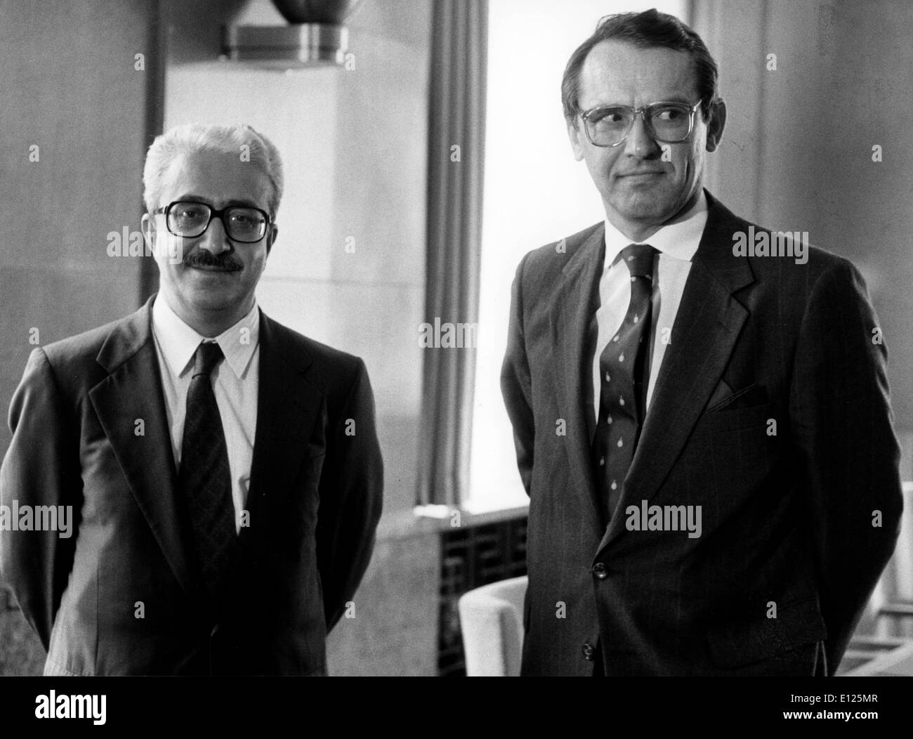 TAREQ AZIZ (L) et médiateur, M. Jan Eliasson, à la guerre du Golfe, les négociations pour la paix. Banque D'Images