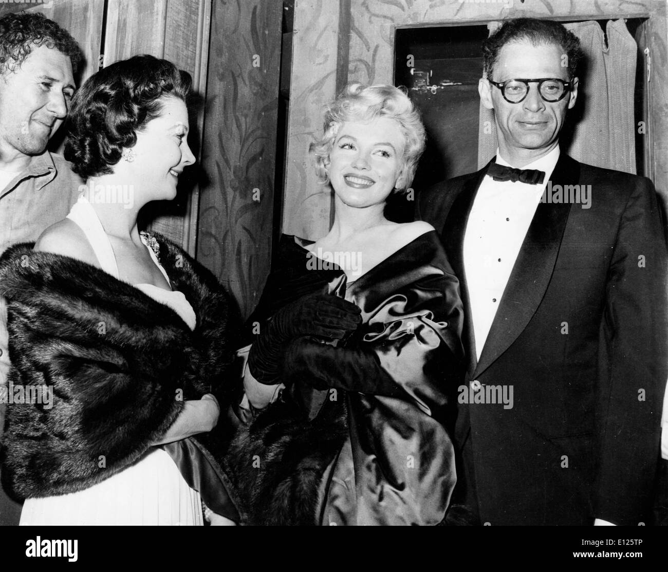 Feb 11, 2005 ; Londres, Royaume-Uni ; (Photo 10/12/1956) "Le Creuset" et "mort d'un commis voyageur' du prix Pulitzer ARTHUR Banque D'Images