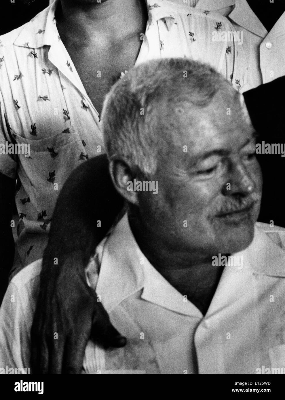 Apr 22, 2005, à La Havane, Cuba ; (Photo d'archives. Date inconnue) American romancier et nouvelliste Ernest Hemingway entouré d'amis et fans à La Havane, Cuba, où il a vécu pendant plus de 20 années de sa vie.. (Crédit Image : KEYSTONE/ZUMAPRESS.com) Photos USA Banque D'Images