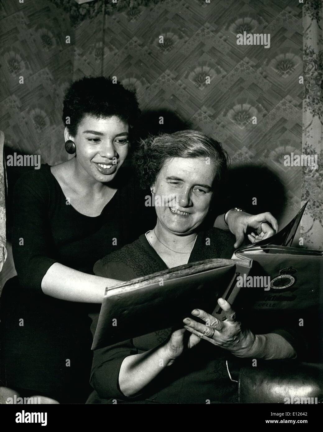 Mai 05, 1989 - La nouvelle chanteuse de blues avec son 'Mum' : dans leur petite maison dans la baie de Cardiff, Tiger, Shirley Bassey regarde à travers un album photo de famille avec sa mère Mme Elizabeth Bassey.L'irl de Cardiff ''Tiger Bay'' pour Las egas et Hollywood Shirley Bassey sur le skyway à succès dans les États : la Grande-Bretagne a récemment augmenté de 18 ans couleur- vieux blues singer à partir de la station d'assainissement des taudis domaine de Cardiff (Pays de Galles) est bientôt à la star à Las Vegas. Elle part pour l'Amérique latine à la mi-janvier et après avec à Las Vegas se poursuivra pour essais films à Hollywood Banque D'Images