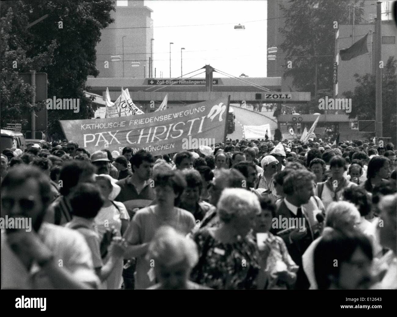 05 mai 1989 - Marche pour la paix : plus de 5000 personnes ont participé à une marche pour la paix qui les a conduits à travers l'Allemagne de l'Ouest, la Suisse et la France. La marche avait été organisée à l'appui de l'Assemblée Œcuménique européenne réunion qui s'est tenue à Bâle, 15-20 mai. Banque D'Images