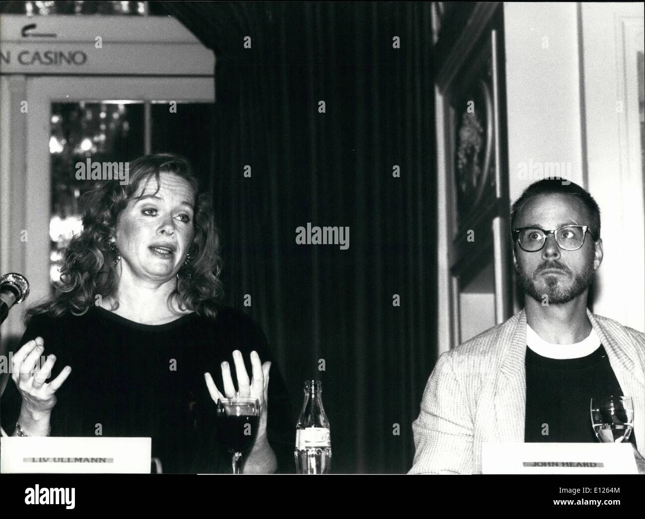 Juin 06, 1989 - Liv Ullmann à Berne célèbre Liv Ullmann (à gauche) est de passer quelques jours à Berne, avec deux autres acteurs bien connus John entendu (à droite) et SAM Waterston. Après avoir filmé quelques séquences pour le film ''indwalk'', Liv Ullmann, John a entendu et l'auteur du bestseller "indwalk» Fritjof Capra ont donné de leur temps libre pour les accompagnateurs. CH301 Banque D'Images