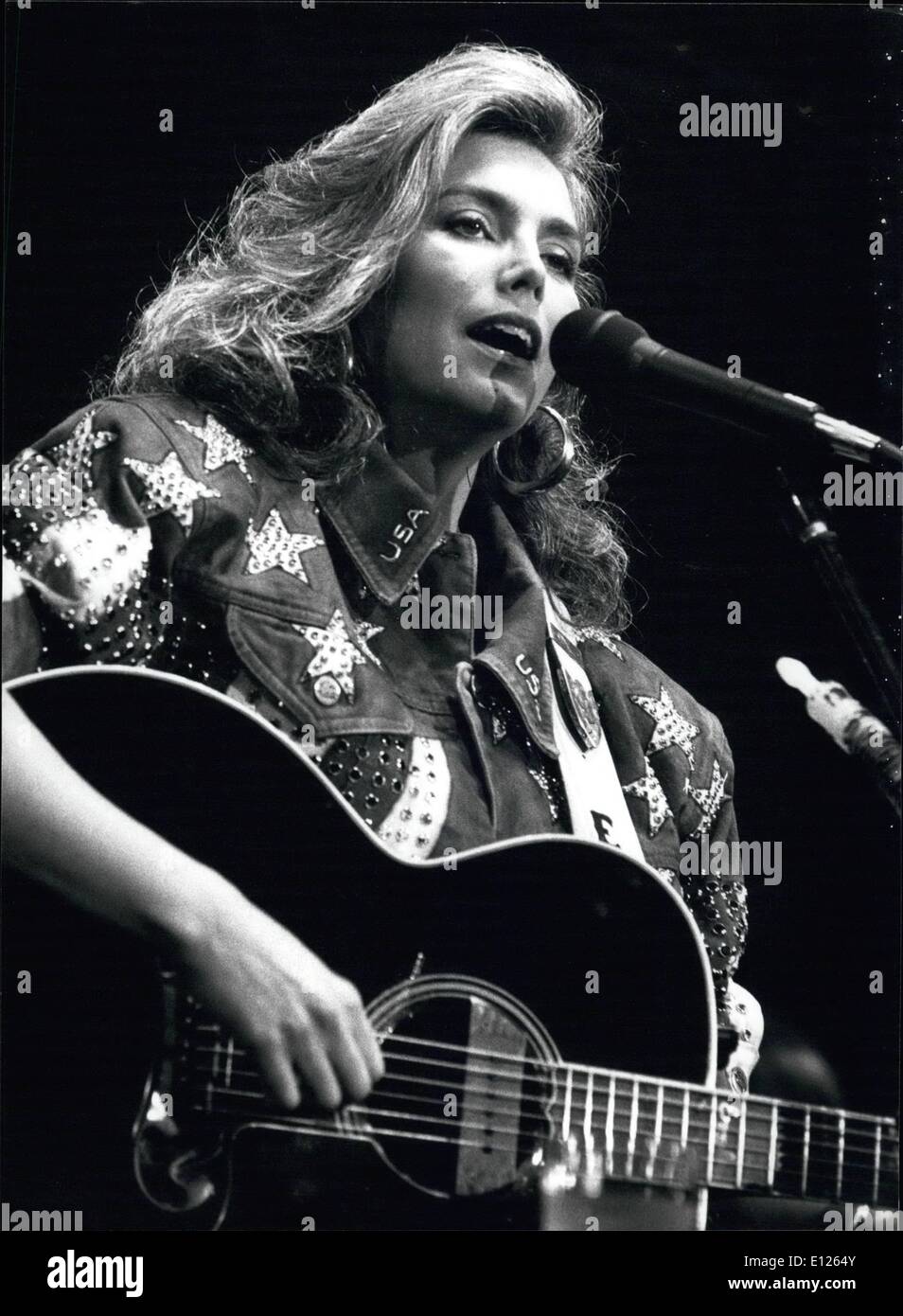Juin 06, 1989 - Emmylou Harris ; pour votre pays déclarants ; American singer Emmylou Harries à la 5e Swiss Alps Country Music Festival à Grindewald 17 juin. Banque D'Images