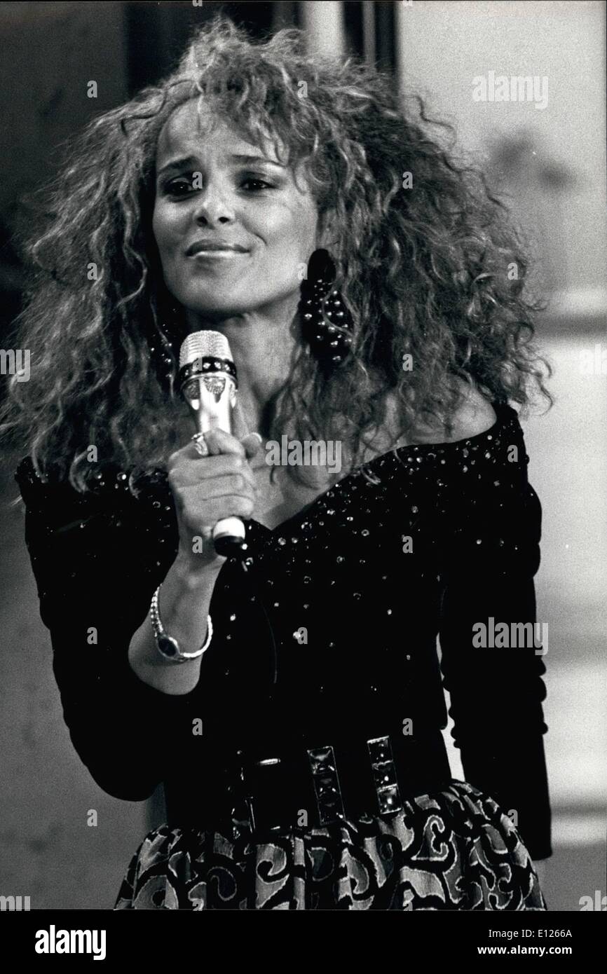 11 novembre 1989 - Shari Belafonte : Shari Belafonte a été une guest star comme chanteuse dans l'émission de télévision ''Wetten Dass...'' Le samedi 4 novembre à Bâle. ''Wetten Dass...'' est une co-production de la télévision suisse SSR, ZDF de Allemagne et autrichienne ORF. Banque D'Images