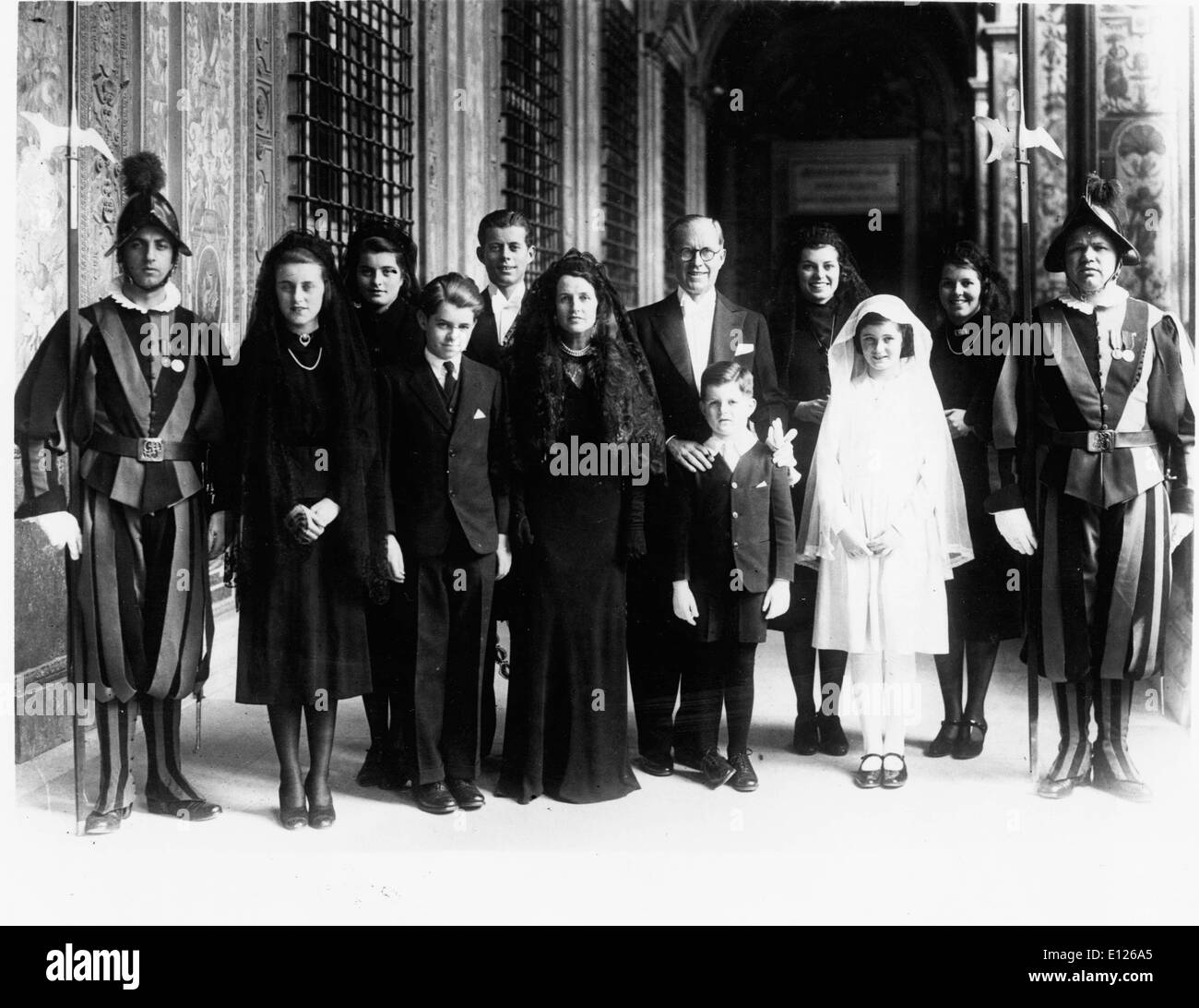 Dec 27, 2006 ; Londres, Royaume-Uni ; la famille Kennedy est une famille irlando-américaine dans la politique et le gouvernement en ordre décroissant du mariage de Joseph P. Kennedy et Rose Fitzgerald Kennedy. La prédominance de la famille démocratique est connu pour son libéralisme politique à l'américaine. Le plus connu est la fin des Kennedy Président des États-Unis John F. Kennedy. Les Kennedy sont souvent comparés à l'Adams, Bush, et Taft familles, parmi les plus influentes familles politiques américains Banque D'Images