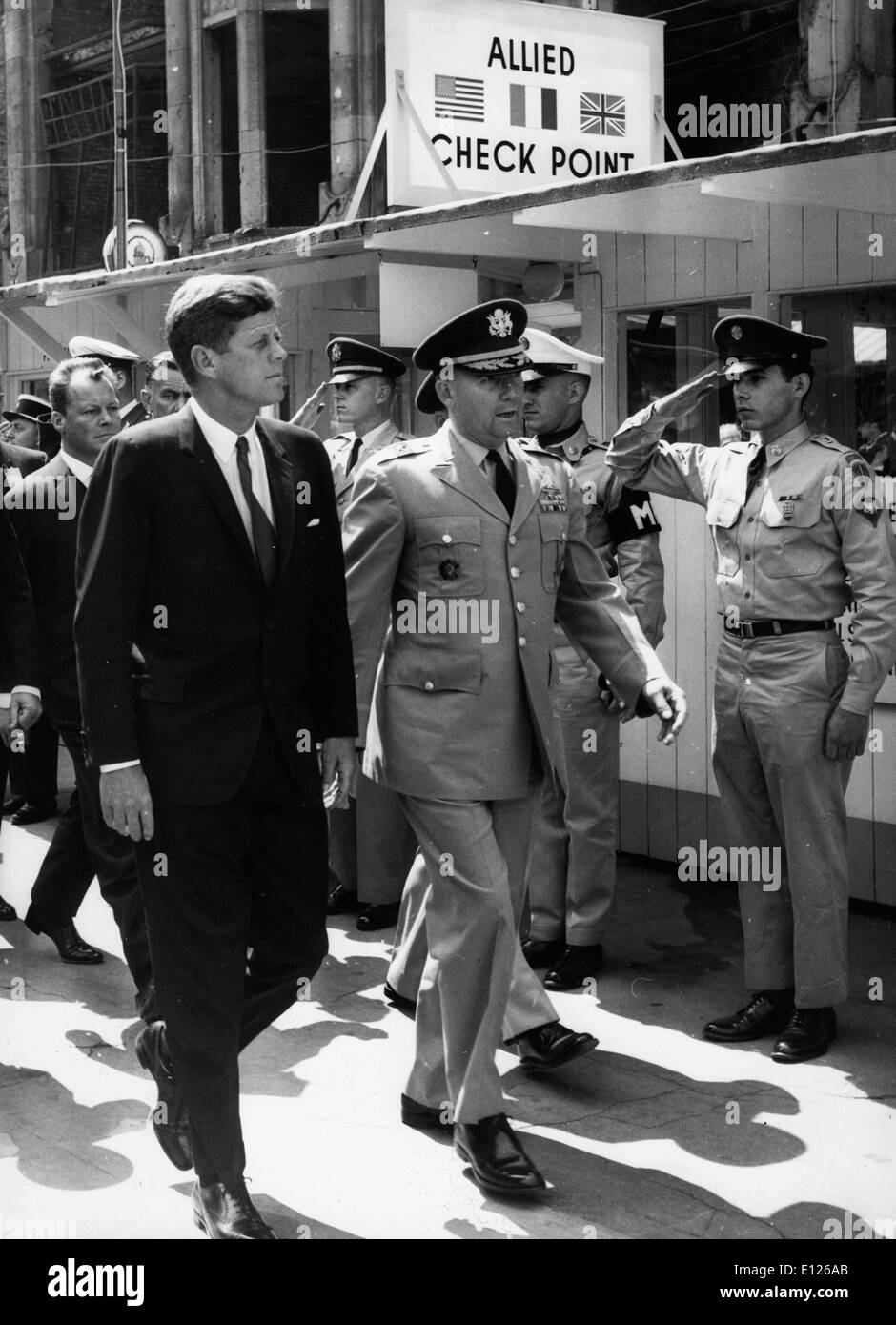 Dec 27, 2006 ; Londres, Royaume-Uni ; le président John F. Kennedy à Allied checkpoint dans UK. La famille Kennedy est une famille irlando-américaine dans la politique et le gouvernement en ordre décroissant du mariage de Joseph P. Kennedy et Rose Fitzgerald Kennedy. La prédominance de la famille démocratique est connu pour son libéralisme politique à l'américaine. Le plus connu est la fin des Kennedy Président des États-Unis John F. Kennedy. Les Kennedy sont souvent comparés à l'Adams, Bush, et Taft familles, parmi les plus influentes familles politiques américains Banque D'Images