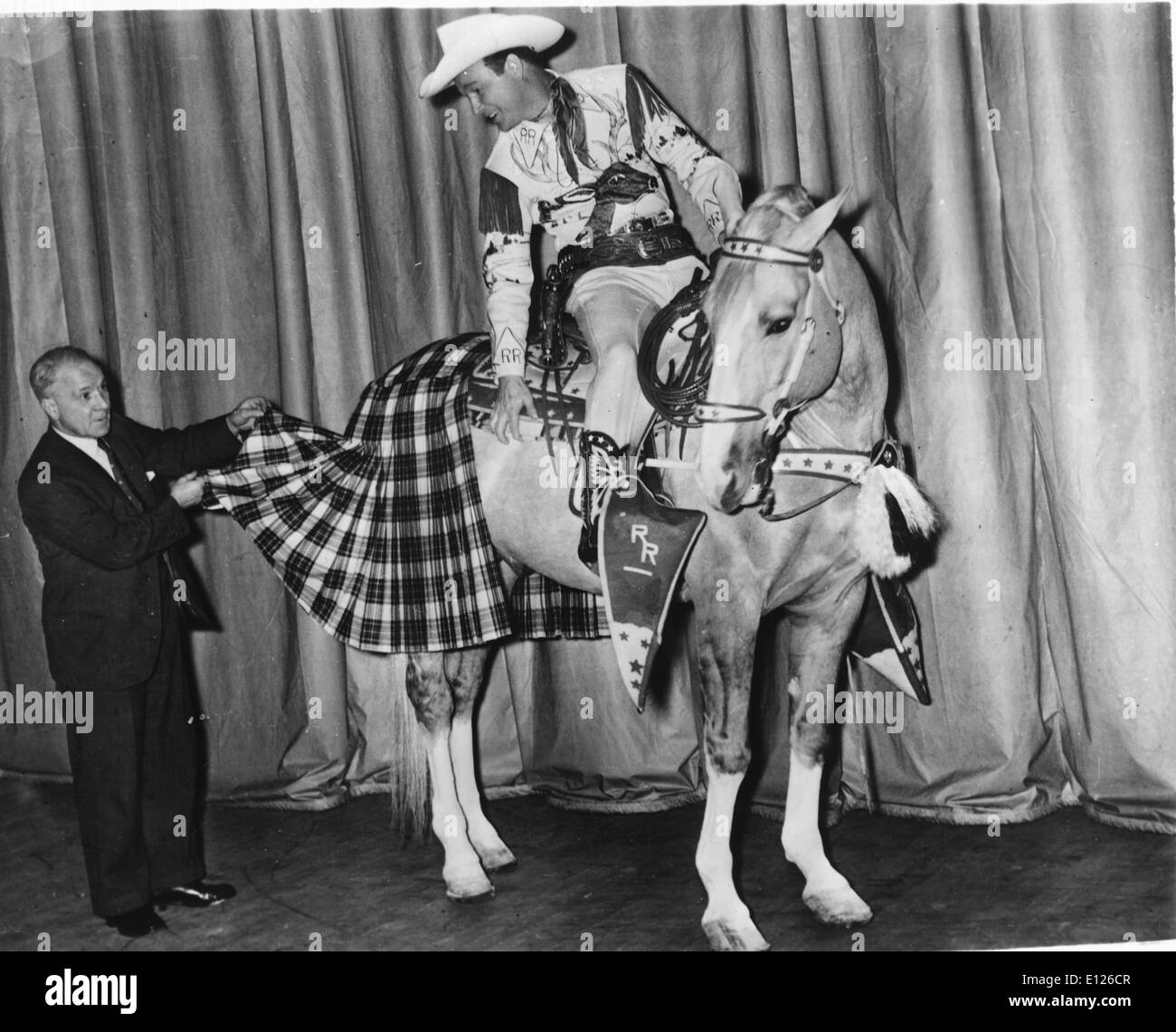 Jan 02, 2007 ; Los Angeles, CA, USA ; LEONARD FRANKLIN SLYE aka ROY ROGERS (5 novembre 1911 - 6 juillet 1998), qui est devenu célèbre comme Roy Rogers, était un chanteur et acteur cow-boy. Lui et sa troisième épouse Dale Evans, son déclenchement palomino doré, et son berger allemand Bullet ont été présentées dans plus d'une centaine de films et le Roy Rogers Show qui s'est déroulé à la radio pendant 9 ans avant de passer à la télévision de 1951 à 1964. Ses productions habituellement les deux acolytes, Pat Brady (qui conduisait une jeep appelé 'Nellybelle') et la grognon bushwhacker Gabby Hayes. Roy a été le surnom de "Roi des Cowboys' Banque D'Images