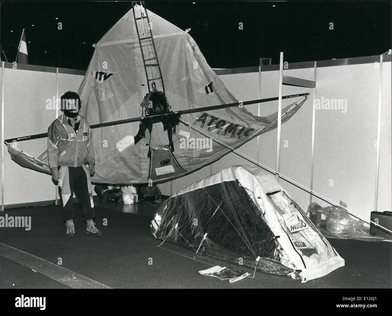Avril 04, 1990 - La foire de l'inventeur à Genève : le bivouac de tissus inventeur français Andre, qui peut être utilisé comme voile par les cyclistes ainsi que par les skieurs est l'un des plus de 000 nouveautés dans le 18. L'inventeur international juste dans le hall de Palexpo à Genève, qui a eu lieu du 30 mars au 8 avril. Banque D'Images