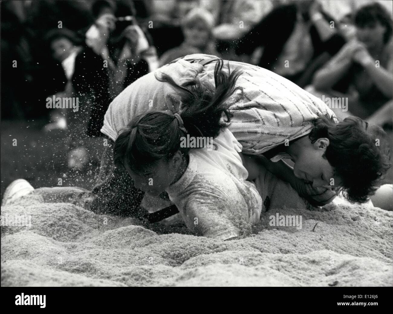 Avril 04, 1990 - Lutte des femmes Swiss Style : Ruth Ganath (en queue) et Netty Kalin ici s'engagent dans un match de lutte de style suisse dans une compétition féminine de Oberageri, 30 septembre. Traditionnellement, la lutte est un sport pour hommes seulement. Banque D'Images
