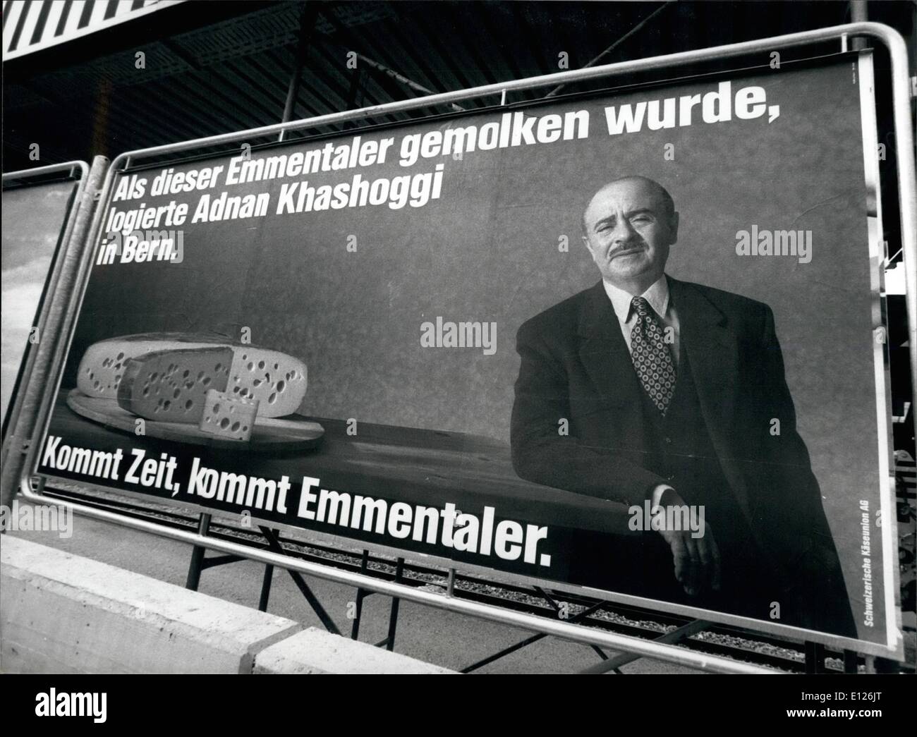 Mai 05, 1990 - The Swiss Cheese et Kashoggi : fromage suisse-union européenne a récemment lancé une campagne de publicité pour démontrer l'clients combien de temps cela prend, à moins que leur fromage est prêt à manger. Photo : ''quand cette ''Emmentaler'' a été traites, Adnan Kashoggi encore utilisées pour rester à Berne'' - signifie la prison à Berne. Banque D'Images