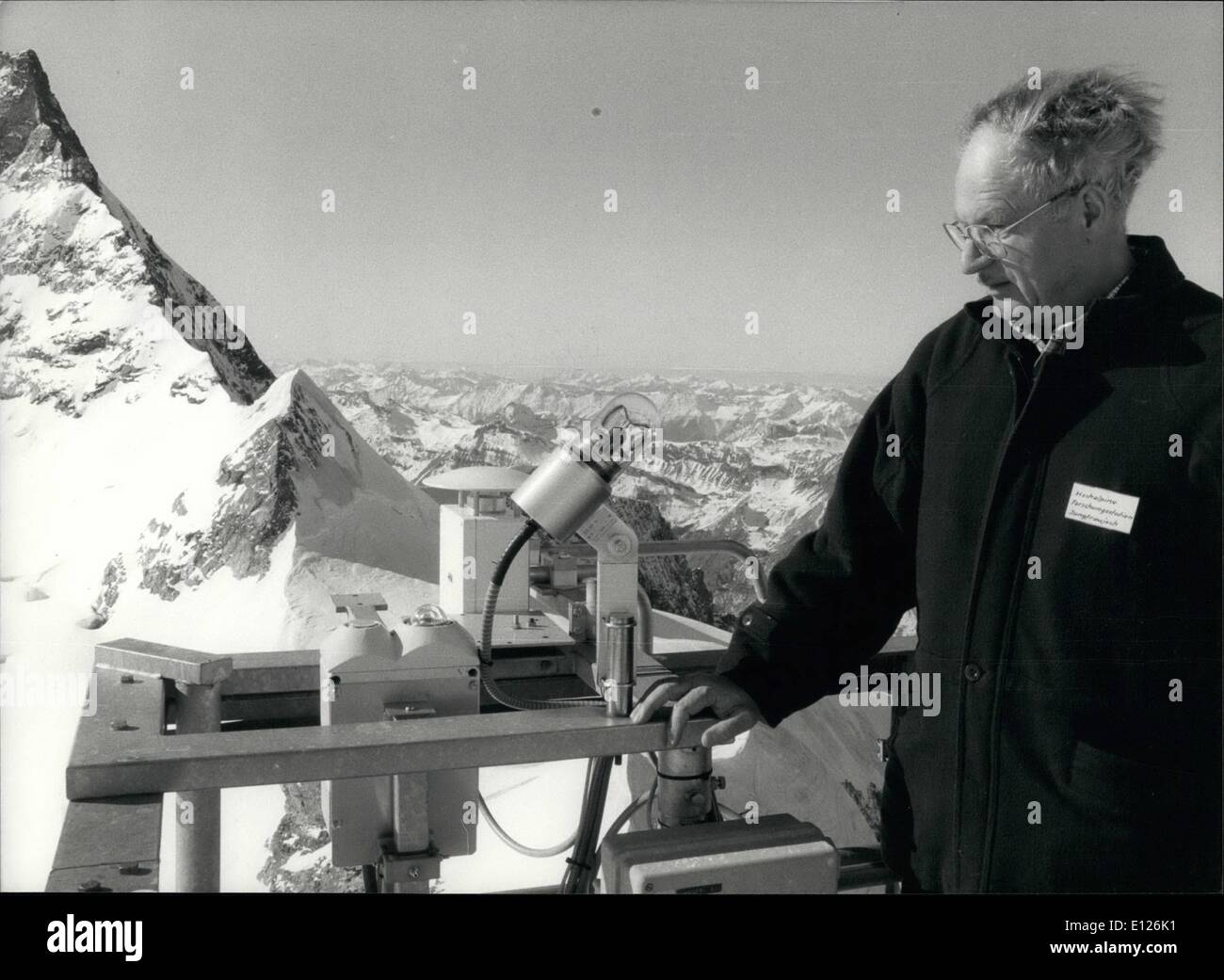 Mai 05, 1990 - SOUS OBSERVATION MÉTÉO Météorologue Fritz Mrtschi vérifie les instruments de la station informatique météorologique très haut sur le sommet de la Jungfrau. La station est l'un des soixante points d'observation situé à toute la Suisse qui s'enregistrer les données climatiques nécessaires pour les prévisions météorologiques et la recherche à long terme des changements climatiques. Au cours des six dernières années, une augmentation notable de la température a été enregistrée sur la Jungfrau et ailleurs. Banque D'Images