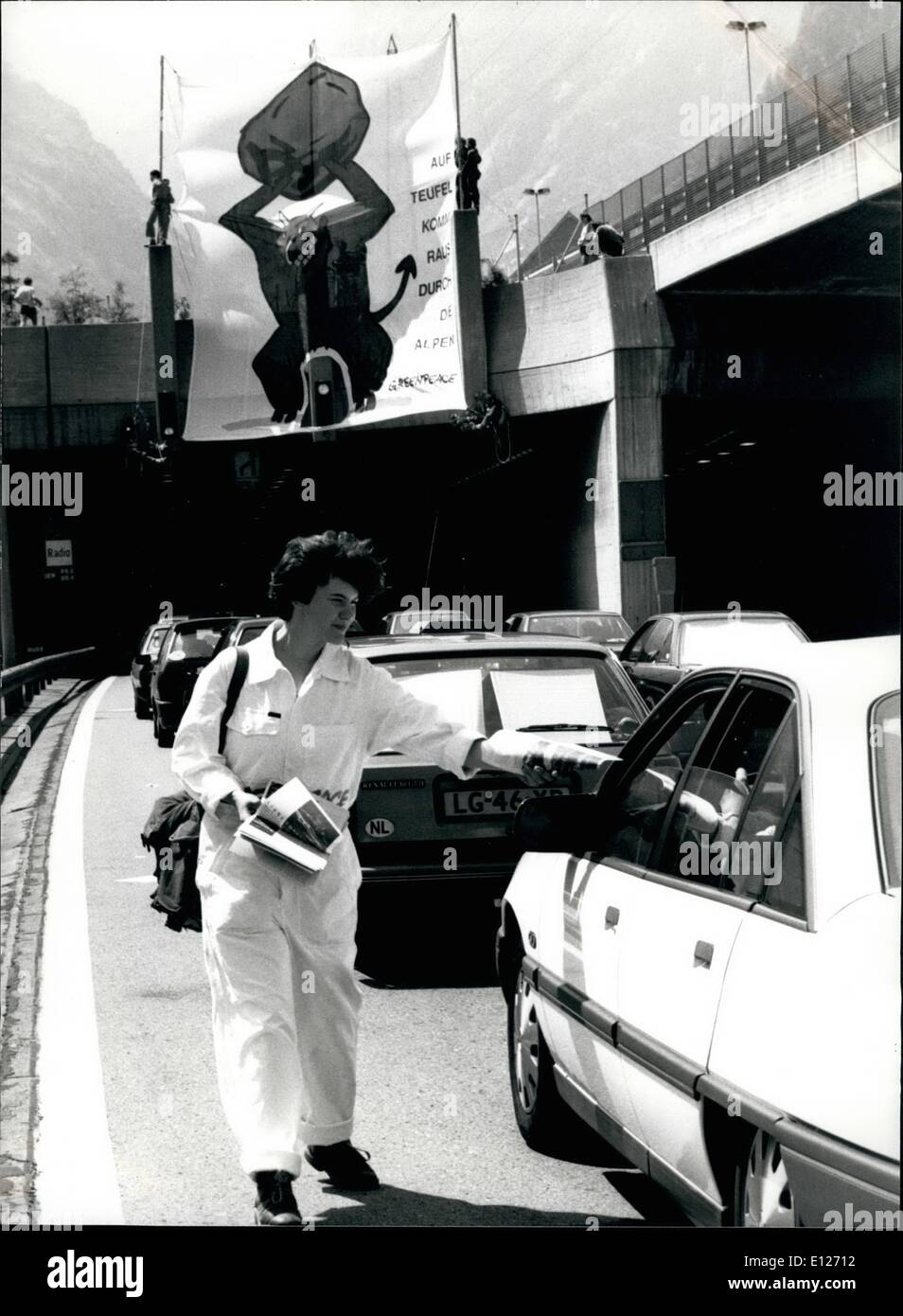 Juillet 07, 1990 - La colère du diable : une grande image du diable monté sur l'entrée du tunnel du Gothard-mat l'beaucoup de pilotes qui descendent vers le sud, le 14 juillet. Ceux qui sont coincés dans la circulation lourde ont également reçu un dépliant par des militants de Greenpeace qui décrit en détail les dommages écologiques causés par les transports. Le Gotthare-route- Très fréquenté toute l'année à travers - habituellement se bloque pendant les vacances Banque D'Images