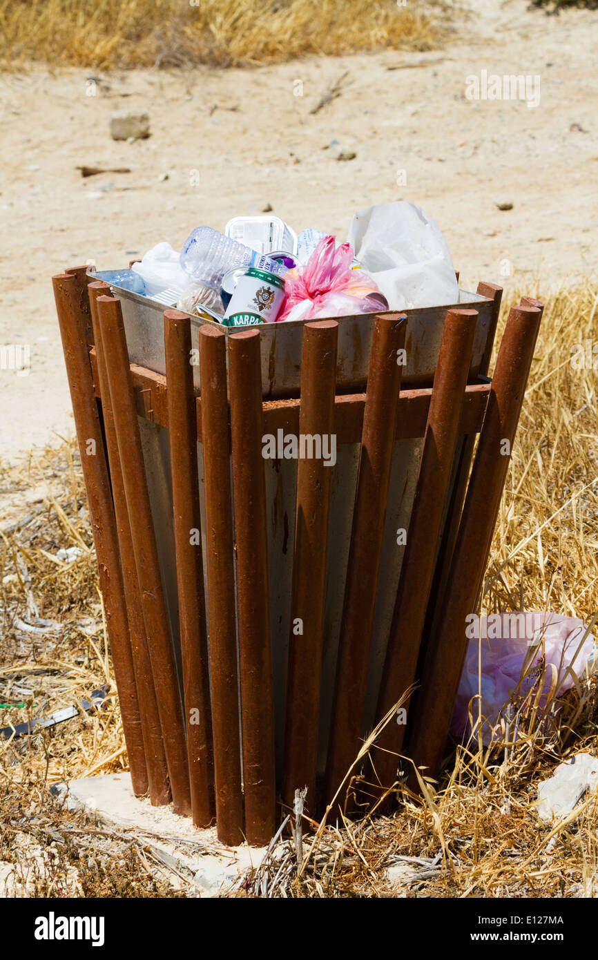 Poubelle, Larnaca, Chypre à pied Photo Stock - Alamy